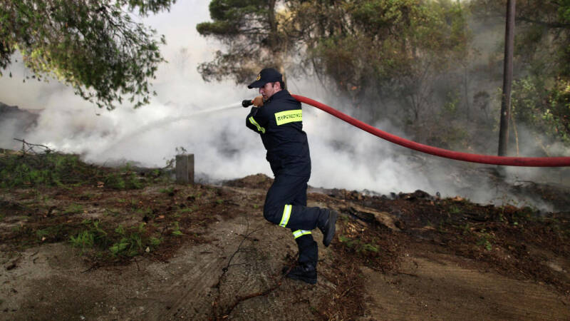 В Анталье потушили лесной пожар