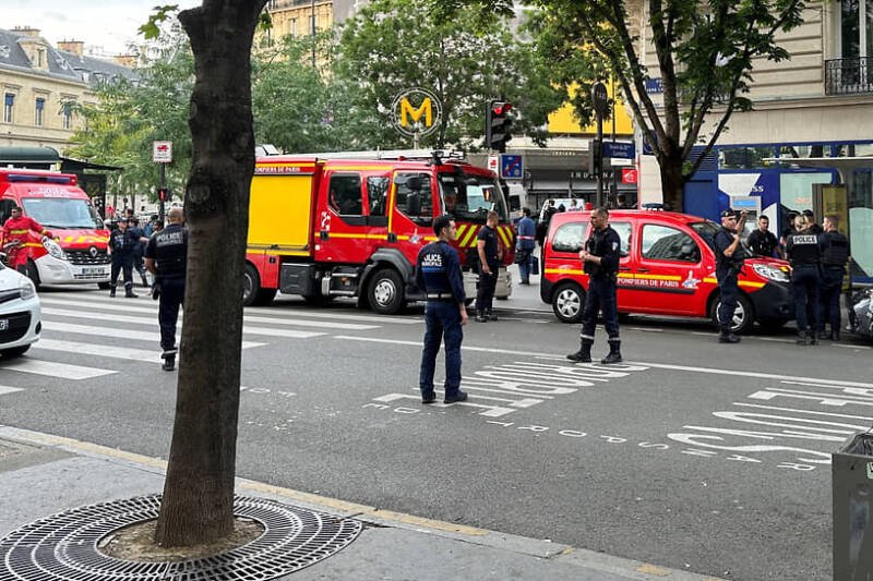 В Париже один погиб и шестеро пострадали при въезде машины в террасу кафе