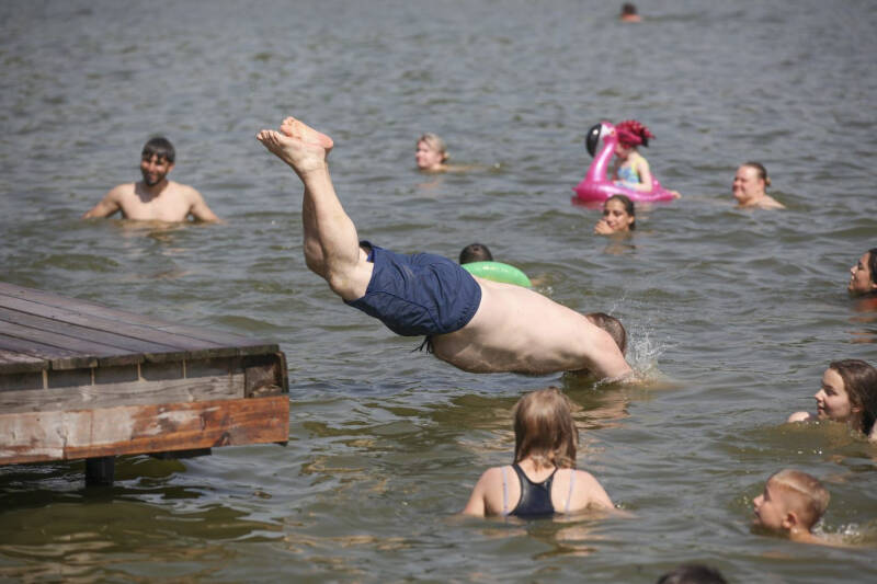 Названы категории товаров и услуг, продажи которых взлетели в жару