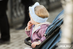 В Москве пьяный мужчина пытался украсть младенца из рук матери. Видео
