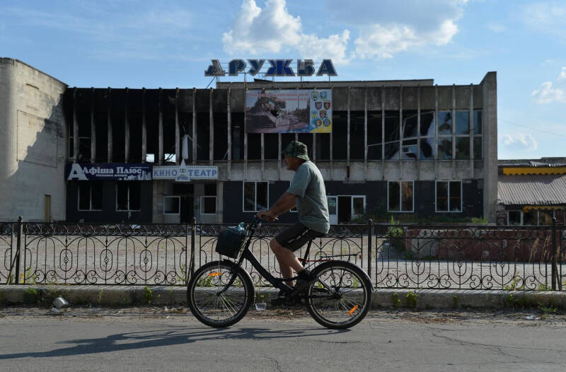 "Оторвало руку — не остановился". На что пошел известный хирург ради бойцов