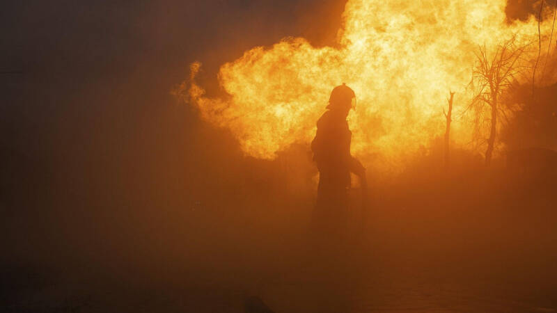 Украинские спасатели не могут потушить пожар в Николаевской области