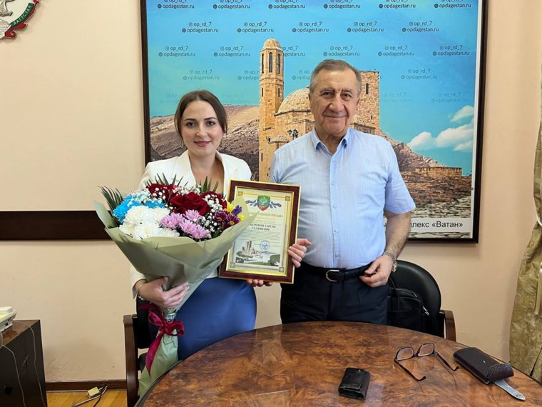 Врач из ХМАО, спасшая жизнь беременной в самолете, получила награду. Фото