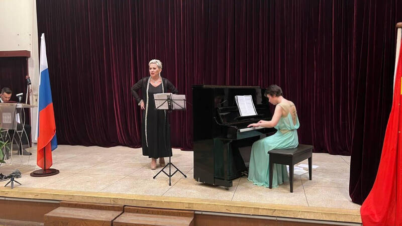 Российская пианистка выступила в посольстве России в Гааге