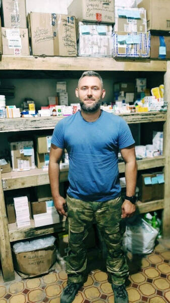 "Оторвало руку — не остановился". На что пошел известный хирург ради бойцов