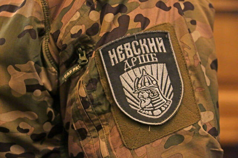 "Оторвало руку — не остановился". На что пошел известный хирург ради бойцов
