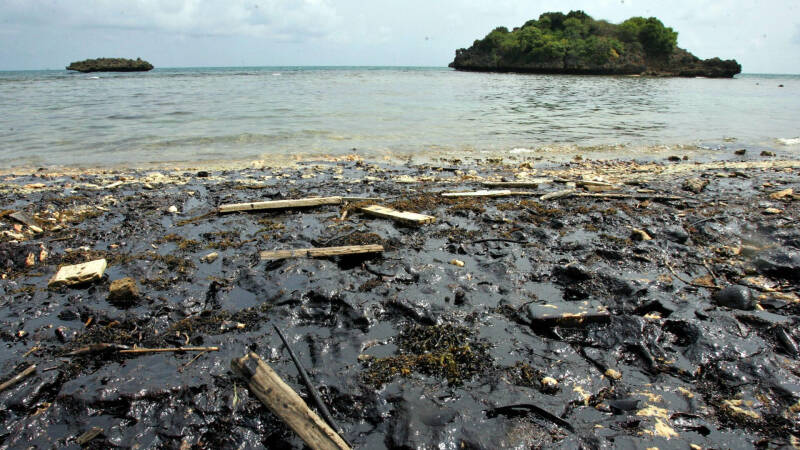 У Филиппин затонул танкер с 1,4 миллиона литров мазута, сообщили СМИ