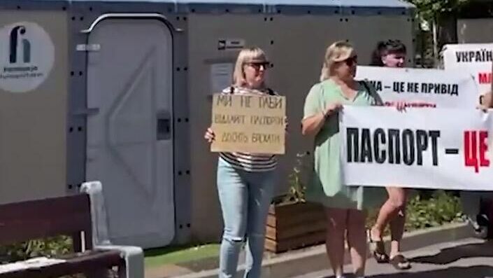 Украинцы устроили акцию протеста в Варшаве