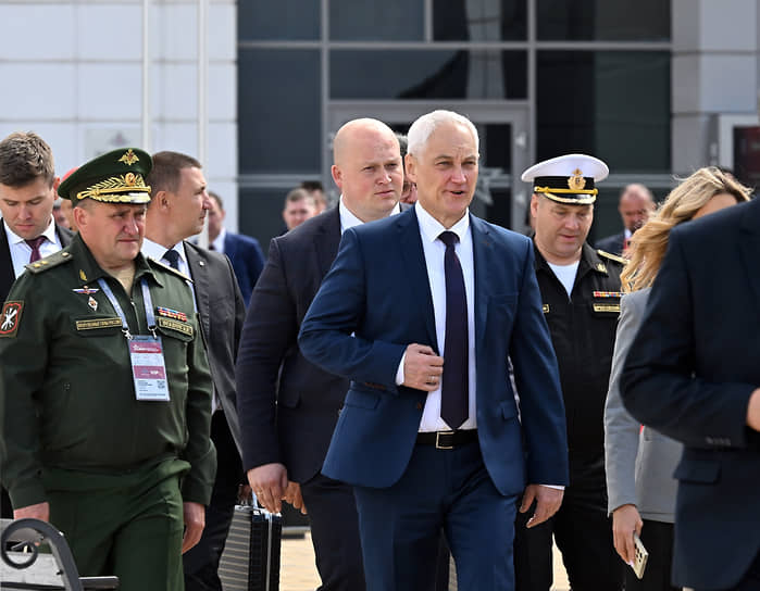 Белоусов на форуме &laquo;Армия-2024&raquo; осмотрел образцы применяемой на СВО техники