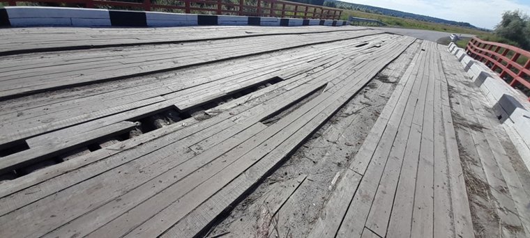 Курганцы пожаловались на опасный мост, который разрушают фуры. Фото